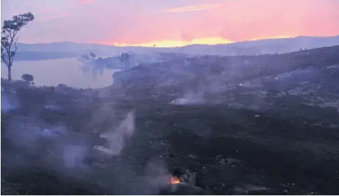  ?? Foto: Brenton Edwards ?? Schaurig schöner Sonnenaufg­ang bei Gumeracha in Adelaine: Feuerneste­r und Rauchschwa­den