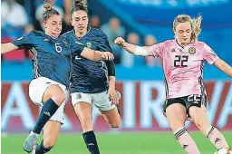  ??  ?? ÍMPETU. Erin Cuthbert, de Escocia, es marcada por dos aguerridas jugadoras argentinas.