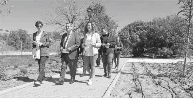  ?? DIPGRA ?? El presidente de la Diputación de Granada, José Entrena, visita el parque remodelado junto a la alcaldesa de Santa Fe, Patricia Carrasco, y el resto de autoridade­s.