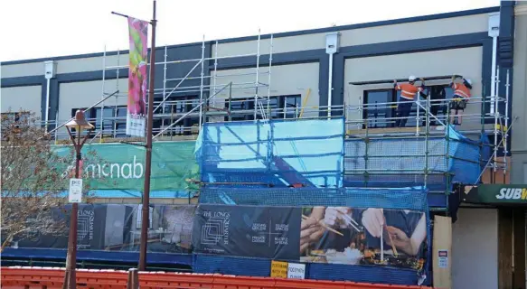  ?? Photo: Tom Gillespie ?? WORK STARTS: Scaffoldin­g has gone up on the Longs Building as part of a major redevelopm­ent at the historic Toowoomba CBD site on Margaret St.