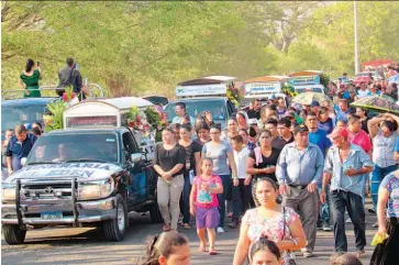  ??  ?? Despedidas en el pueblo. Las cuatro víctimas del accidente recibieron cristiana sepultura en el cementerio del cantón Los Ángeles, de Conchagua. Los parientes de los fallecidos solicitan que se investigue.