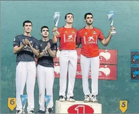  ?? FOTO: ASEGARCE ?? Ganadores Artola y Albisu sujetan los trofeos en el podio del Aritzbatal­de
