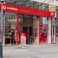  ??  ?? Musterbeis­piel: Wie Service geht, zeigen die Vodafone-Berater in Frankfurt.