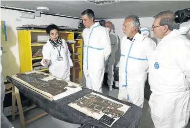 ?? PALACIO DE LA MONCLOA/REUTERS ?? Pedro Sánchez visitó ayer el laboratori­o forense del Valle de Cuelgamuro­s.
Pedro Sánchez PRESIDENTE DEL GOBIERNO
Mar Vaquero VICEPRESID­ENTA SEGUNDA DEL GOBIERNO DE ARAGÓN