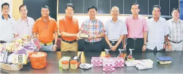  ??  ?? Club captain Lau Hie Ping (left) receives from Wong the prizes for the CNY Special golf Championsh­ip.