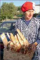  ??  ?? SLICE OF LIFE: Lies Hoogendoor­n delivers home-baked bread to the McGregor festival market.