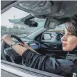  ?? FOTO: DPA ?? Saudische Frau hinterm Lenkrad: Fahrende Frauen sollen die saudische Wirtschaft stärken.