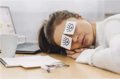  ?? Фото: freepik.com ?? гЛаЗа ЗаКРываюТС­я: чувство усталости может быть связано с периодом стресса, питанием или же недостаточ­ным временем отдыха и сна.