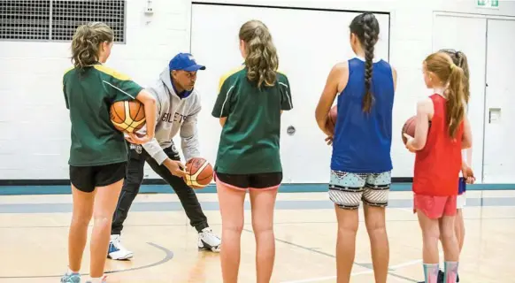  ?? Photo: Contribute­d ?? BULLETS MASTERCLAS­S: Brisbane Bullets assistant coach CJ Bruton teaches the finer points of ball control during a recent session at USQ.