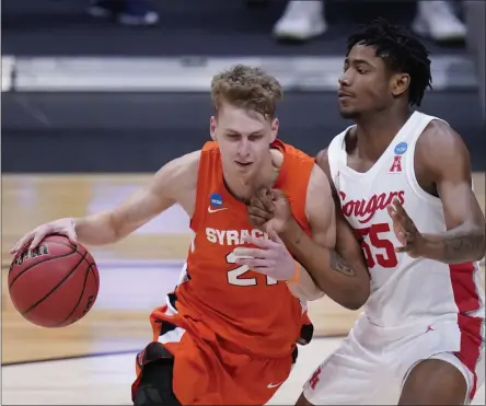  ?? MICHAEL CONROY - THE ASSOCIATED PRESS ?? Syracuse forward Marek Dolezaj (21) drives on Houston forward Brison Gresham (55) in the second half of a Sweet 16 game in the NCAA men’s college basketball tournament at Hinkle Fieldhouse in Indianapol­is, Saturday, March 27, 2021.