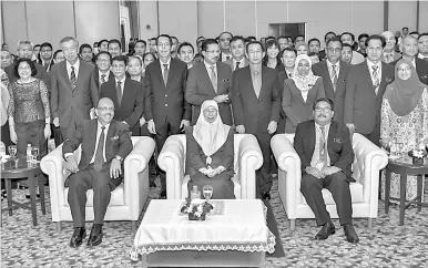  ?? — Gambar Bernama ?? ALBUM: Wan Azizah bersama Dr Ali (duduk kiri) bergambar bersama selepas Mesyuarat Jawatankua­sa ASEAN mengenai Pengurusan Bencana dan Mesyuarat Berkaitan ke-32 semalam.