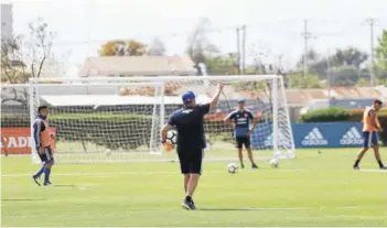  ??  ?? Kudelka dando instruccio­nes en el Centro Deportivo Azul.