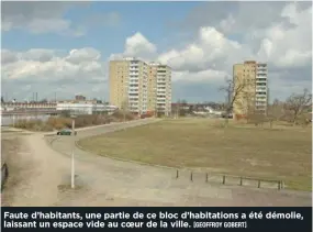  ?? [GEOFFROY GOBERT] ?? Faute d’habitants, une partie de ce bloc d’habitation­s a été démolie, laissant un espace vide au coeur de la ville.