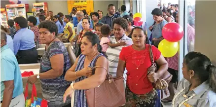  ?? Photo: Charles Chambers ?? Customers pour in to the new Shop N Save supermarke­t.