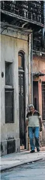  ??  ?? VERY VINTAGE: A bici-taxi rolls down a backstreet in Havana