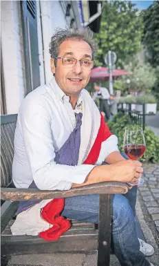  ?? RP-FOTO: HANS-JÜRGEN BAUER ?? „Schade, dass die Tour-Etappe nicht an unserem Bistro vorbeifähr­t“, sagt Olivier Macé.