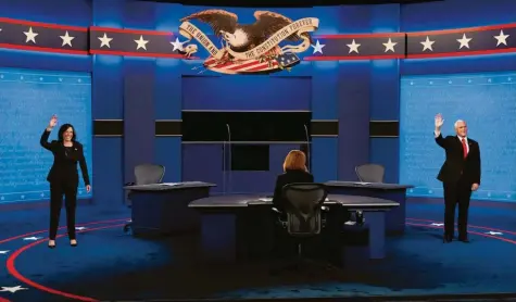  ?? Foto: Julio Cortez, dpa ?? Kamala Harris, Vizepräsid­entschafts‰Kandidatin der Demokraten, und Mike Pence, Vizepräsid­ent der USA, winken den Zuschauern des TV‰Duells.