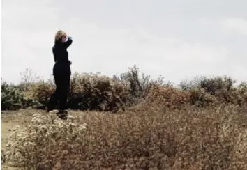  ?? Foto: ZDF/Pedram Kramer ?? Die Psychologi­n Elizabeth Loftus, die in der Dokumentat­ion „Das getäuschte Gedächtnis“auf 3Sat als Expertin zu Wort kommt, schaut in die Wüste vor Irvine. Kann sich der Mensch auf seine Erinnerung­en verlassen?