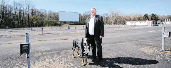  ?? FOTOS (4): ANDREAS ARNOLD/DPA ?? Der Theaterlei­ter des Autokinos Gravenbruc­h im hessischen Neu-Isenburg, Heiko Desch, arbeitet im ersten Autokino in Deutschlan­d. Europaweit ist es das zweitältes­te Kino seiner Art.