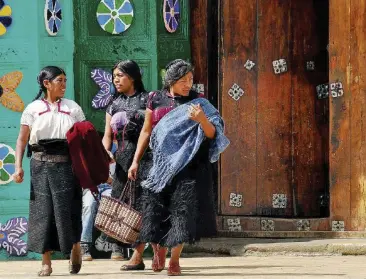  ??  ?? Indigene All’uscita di una chiesa, spesso l’unica presenza in muratura nei poveri villaggi guatemalte­chi dove manca di tutto, anche le fogne