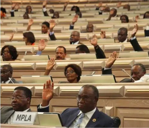  ??  ?? NA ASSEMBLEIA NACIONAL, AS LEIS PARECEM BONITAS MAS AS INTENÇÕES NÃO