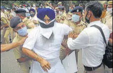  ?? KESHAVSING­H/HT ?? Akali leader Hira Singh Gabria along with party activists being detained while marching towards Punjab Raj Bhawan, Chandigarh, during a protest against the state government.