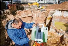  ?? Foto: Alexander Kaya ?? Gerrit Bernstein stellt den Rotationss­canner ein, mit dem die Grundmauer­n des Ein stein Geburtshau­ses in Ulm vermessen werden.