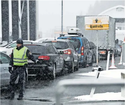  ?? [ Reuters/Andreas Gebert ] ?? Am Brenner wurde schon zu Beginn der Krise kontrollie­rt. Künftig müssen sich auch Pendler registrier­en und testen.