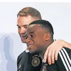  ?? FOTO: DPA ?? Youssoufa Moukoko (r) mit Manuel Neuer bei der PK.