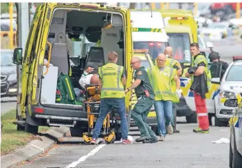  ?? FOTO: DPA ?? Ein Verletzter wird in einen Krankenwag­en verladen.