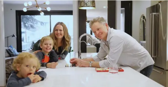  ?? RENÉ JOHNSTON/TORONTO STAR ?? NOW: Kathy and Craig Essery, with sons Bryson, 8, and Luke, 2, in the kitchen of their new 3,200-sq.-ft. home. Kathy says the family now has “the perfect house for us.”