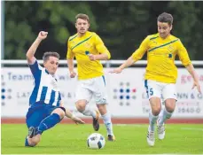  ?? FOTO: GUENTER KRAM ?? Der VfB Friedrichs­hafen (gelbes Trikot) und Olympia Laupheim (hier Manuel Hegen) lieferten sich ein Spiel auf Augenhöhe mit dem besseren Ende für die Häfler.