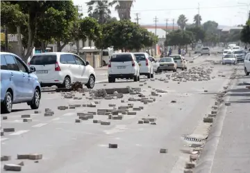  ?? PICTURE: AYANDA NDAMANE/AFRICAN NEWS AGENCY (ANA) ?? CHAOS: Gugulethu backyarder­s apparently lobbed stones on the roads, stoned passing cars and set fire to the post office in a violent land protest.