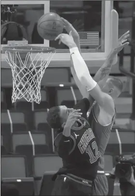  ?? Associated Press ?? Above the rim: Dallas' Kristaps Porzingis (6) attempts to score over Chicago's Daniel Gafford. Gafford, of El Dorado, scored seven points with three rebounds and two blocked shots in 13 minutes Sunday as the Bulls won 117-101.