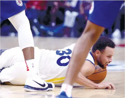  ?? AP FOTO ?? ON FIRE . In the fourth game since his return from an 11-game injury, Golden State Warriors guard Stephen Curry made a stunning performanc­e, scoring 45 points in 29 minutes against the Los Angeles Clippers.