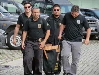  ?? Oslaim Brito / Agência O Globo ?? Agentes da Polícia Federal em São Paulo, durante busca e apreensão na Operação Zelotes