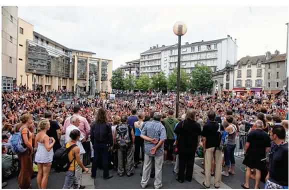  ??  ?? De nombreux festivalie­rs sont présents pendant l’évènement (photo d’archives : J-M.Peyral).