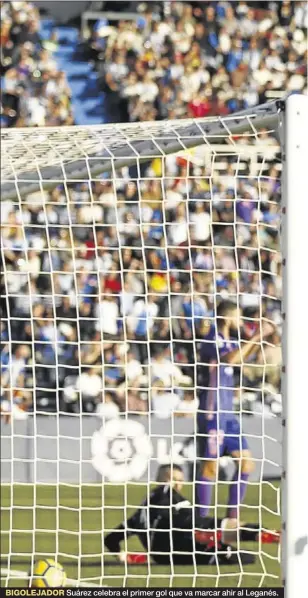  ??  ?? Suárez celebra el primer gol que va marcar ahir al Leganés.