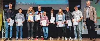  ??  ?? Die Preisträge­r des Hilde-Frey-Sportpreis­es mit Landrat Heiko Schmid bei der gemeinsame­n Sportlereh­rung des Land- und Sportkreis­es Biberach.