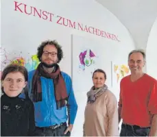  ?? FOTO: HELEN BELZ ?? Die Bündnisspr­echer Lena Reiner, Billy Contreras, Emel Coban und Jürgen Kegelmann in der Ausstellun­g „Da.zwischen“.