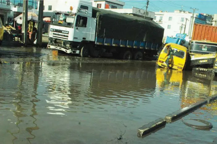  ?? ETOP UKUTT ?? The flooded portion of Coconut Road along the Apapa-Oshodi Expressway