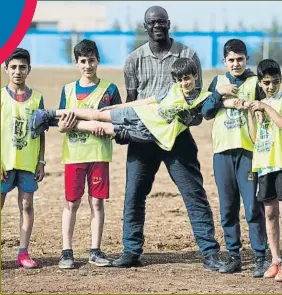  ?? FOTO: FC BARCELONA ?? Lilian Thuram, fomentando el FutbolNet en el Valle de Bekaa (Líbano)