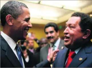  ??  ?? Barack Obama y Hugo Chávez, en 2009 en Puerto España (Trinidad y Tobago).