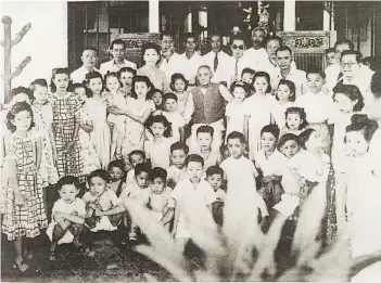  ??  ?? An Ong family clan gathering with Ong Tiang Swee in 1950.