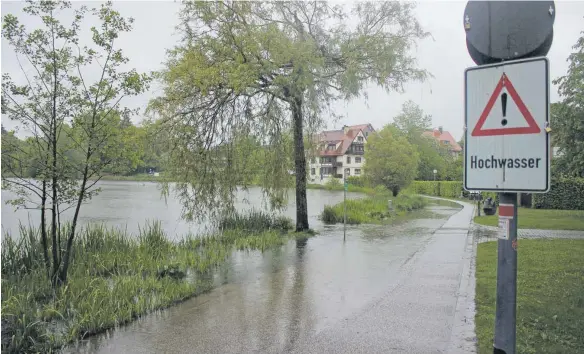  ?? ARCHIVFOTO: WOLFGANG HEYER ?? Hochwasser: In den vergangene­n Jahren ist das Wasser des Stadtsees immer wieder mal über die Ufer getreten und hat den Uferweg geflutet.