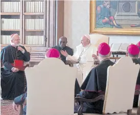  ?? Reuters ?? El Papa, con obispos, en el Vaticano