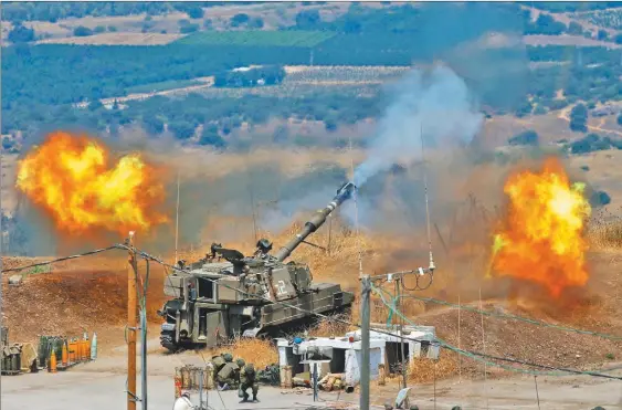  ??  ?? DISPAROS. Las artillería israelí responde a los cohetes que cayeron en Israel, lanzados desde el sur libanés. La tensión crece a lo largo de la frontera.