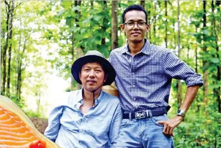  ?? SUPPLIED ?? Sirey Muny (right) and his business partner who have planted teak on a hundred hectares in Ratanakiri Province.