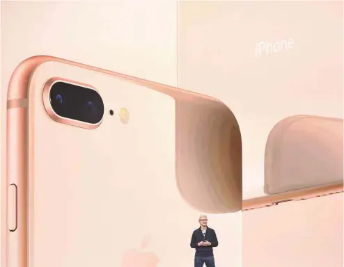  ?? JOSH EDELSON AGENCE FRANCE-PRESSE ?? Selon Tim Cook, le p.-d.g. d’Apple, le modèle anniversai­re d’iPhone «va ouvrir la voie à la technologi­e pour la prochaine décennie».