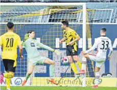  ?? FOTO: GROOTHUIS/IMAGO IMAGES ?? Die Mannen aus Frankfurt sind enteilt, der BVB ist bedient.